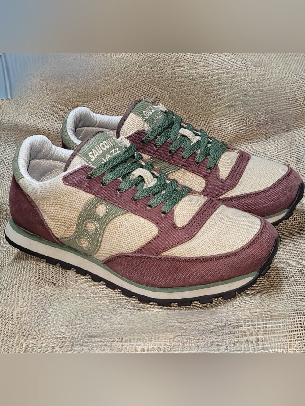 Saucony Jazz Low Pro Vegan — Burgundy & Natural Hemp
Mens Size 9